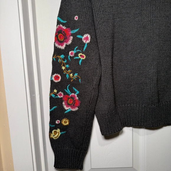 Cloth by Design Women’s Medium Grey Floral Embroidered Heavy Sweater - Picture 2 of 8